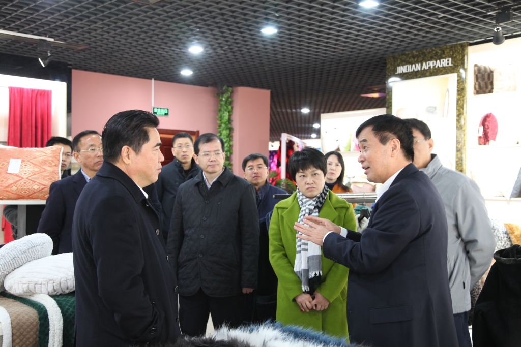 2016年11月26日，時任連云港市市長項雪龍來到飛雁毛毯有限公司調(diào)研指導(dǎo)工作。